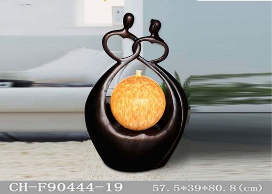 中国 ブラウンの金のPolyresinの中間の球が付いている屋内噴水ライト サプライヤー