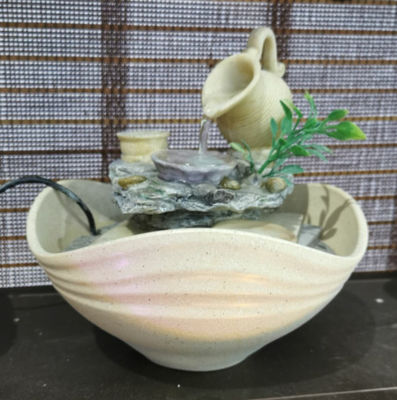 傾けられたコップは軽い屋内水噴水を導きました サプライヤー