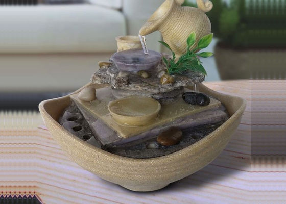 傾けられたコップは軽い屋内水噴水を導きました サプライヤー
